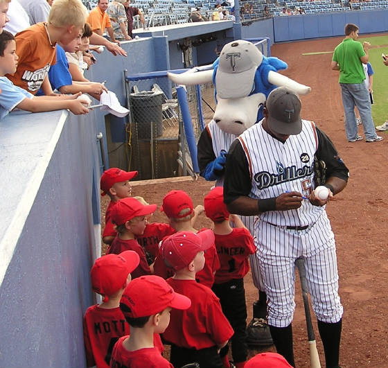 Pre-Game Autographs - Drillers Stadium, Tulsa